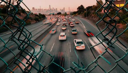 80万的009光辉 在姚明面前像老头乐 2米29巨人坐进去很费劲